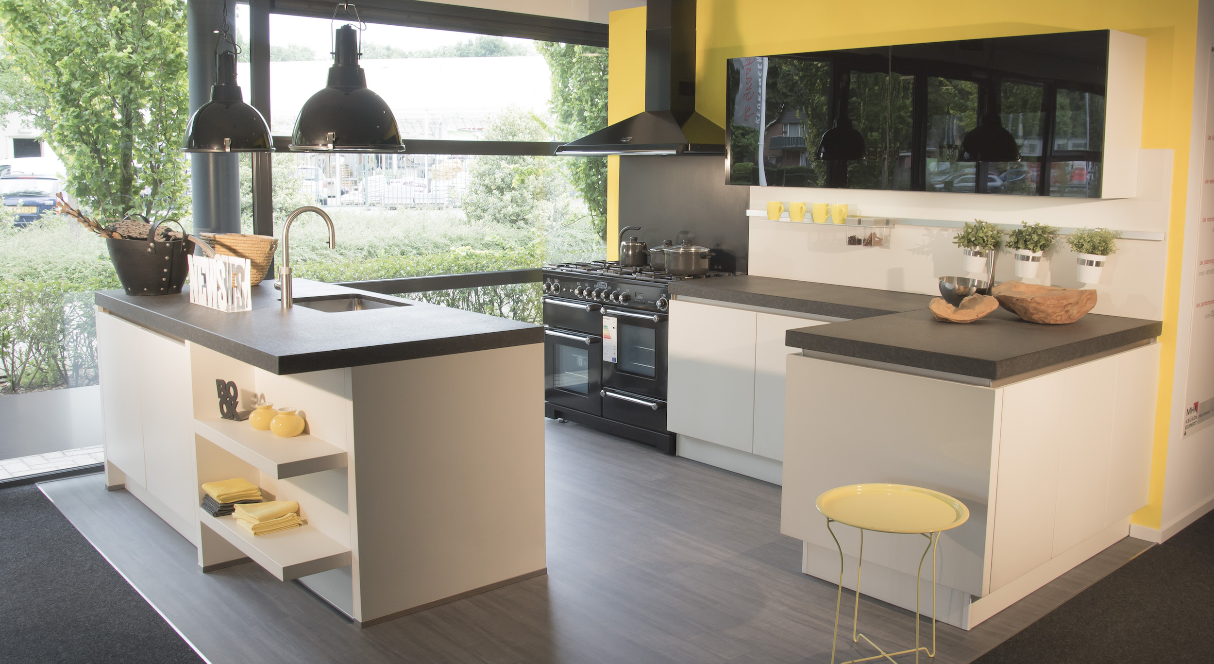 Showroom Greeploze witte keuken Keukencentrum de Graafschap